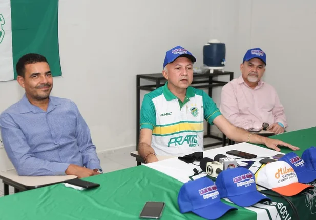 Evandro Guimarães, Warton Lacerda e dirigentes do clube durante coletiva.