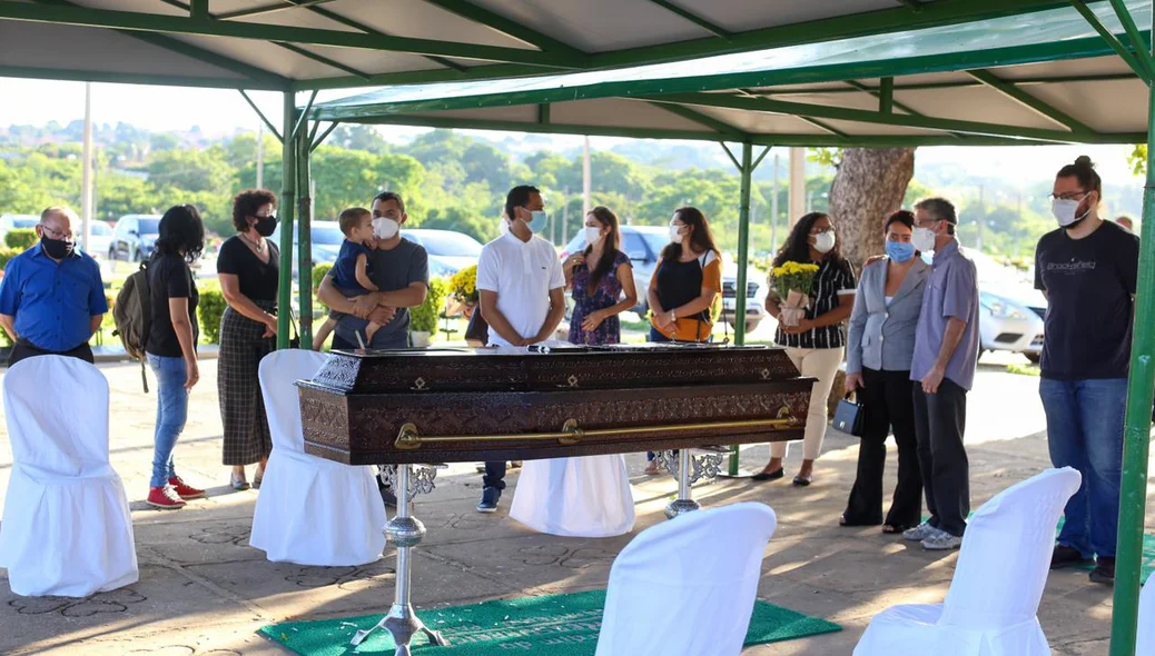 Familiares dão último adeus a Assis Brasil
