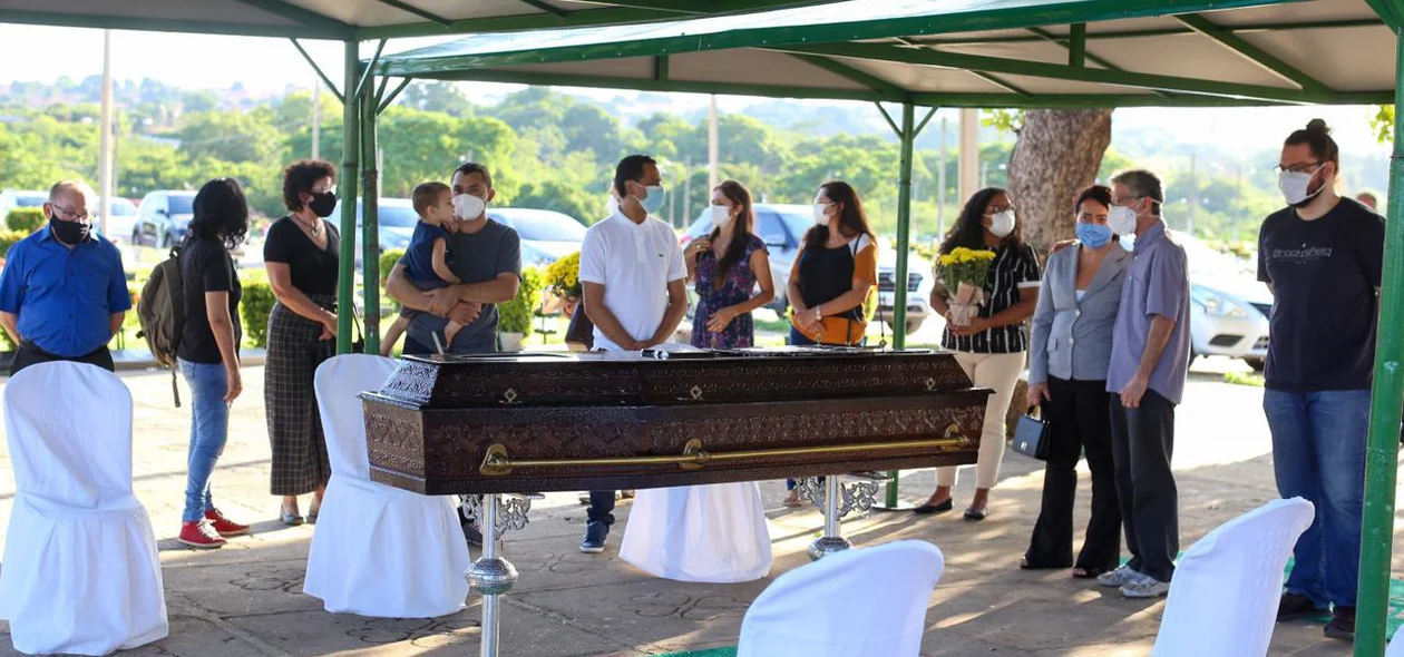 Familiares dão último adeus a Assis Brasil