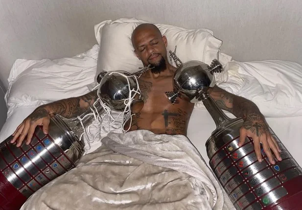 Felipe Melo dorme com taças da Libertadores do Palmeiras