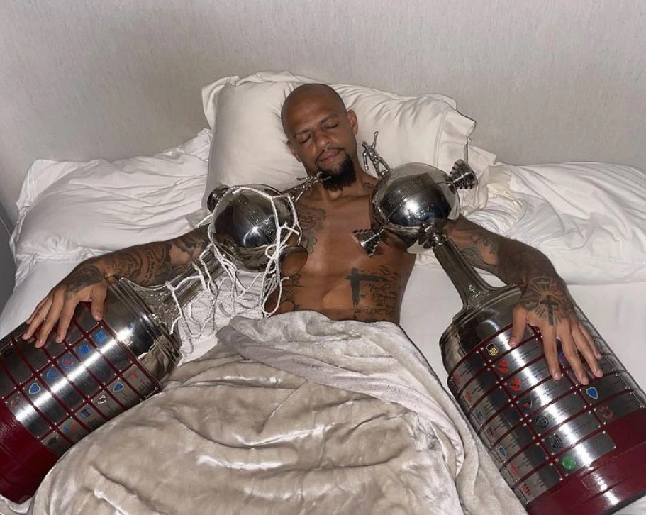 Felipe Melo dorme com taças da Libertadores do Palmeiras