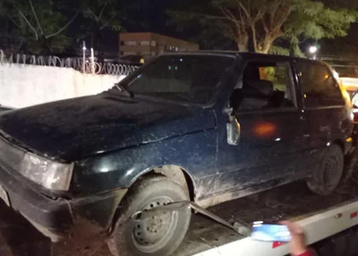Fiat Uno foi deixado pelos criminosos durante tentativa de arrastão em Teresina