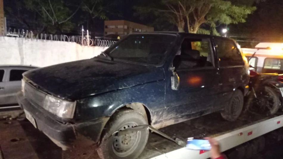 Fiat Uno foi deixado pelos criminosos durante tentativa de arrastão em Teresina