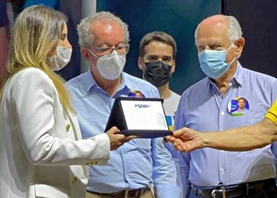 Filha de Firmino Filho recebendo homenagem do PSDB