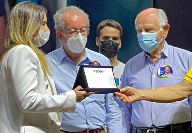 Filha de Firmino Filho recebendo homenagem do PSDB