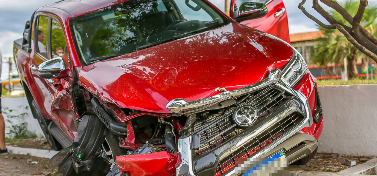 Frente da Hilux envolvida no acidente