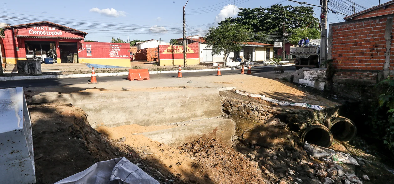 Galeria na avenida Pedro Freitas