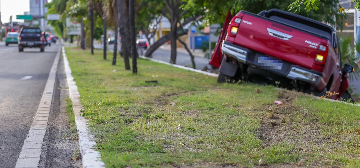 Hilux causa acidente na Avenida João XXIII