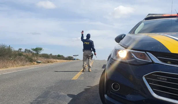 Homem foragido da Justiça pelo crime de roubo é preso pela PRF na BR 343 em Teresina