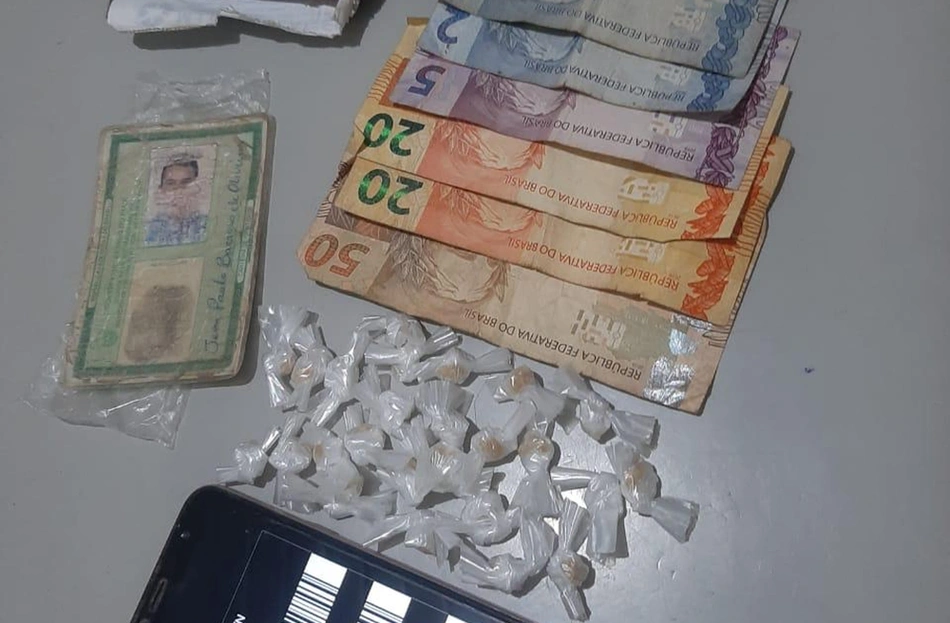 Invólucros de crack e dinheiro apreendidos pela Força Tarefa