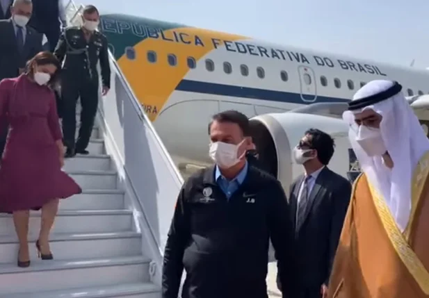 Jair Bolsonaro desembarca em Dubai acompanhado da primeira dama, Michelle Bolsonaro.