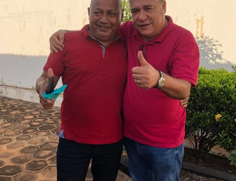 João Mádison ao lado de amigos em Gilbués