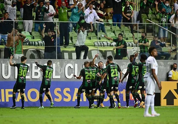 Jogadores do América comemoram primeiro gol do jogo
