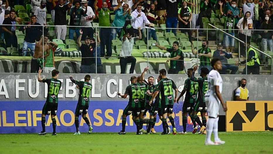 Jogadores do América comemoram primeiro gol do jogo