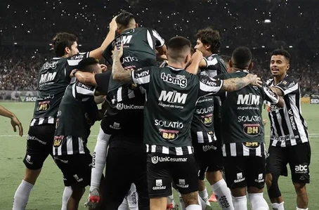 Jogadores do Atlético-MG comemoram gol na vitória sobre o Grêmio.