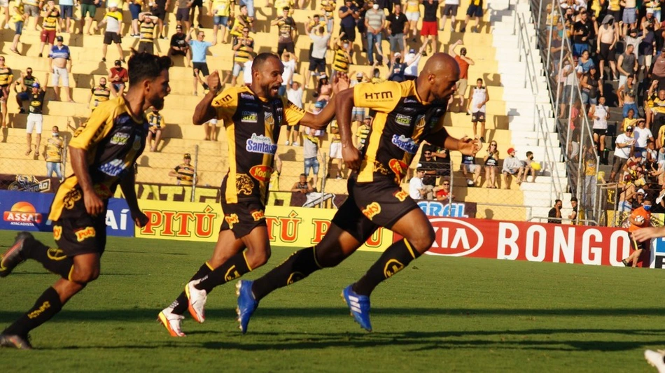 Jogadores do Novorizontino comemoram vitória sobre o Manaus.