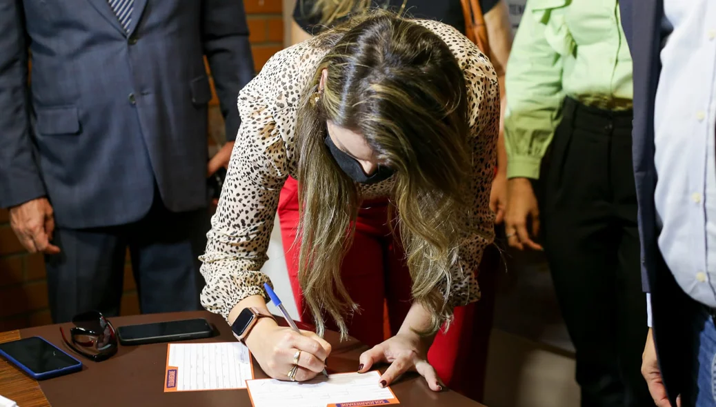 Josiene assina ficha de filiação