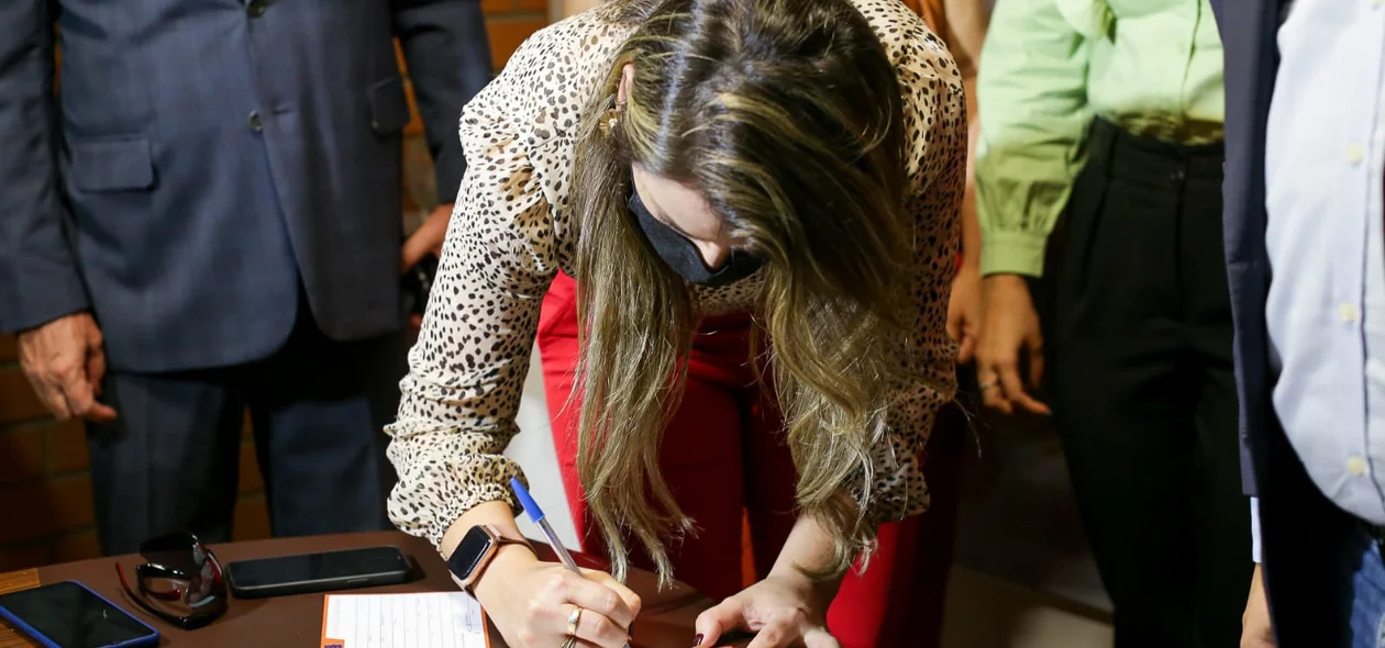 Josiene assina ficha de filiação