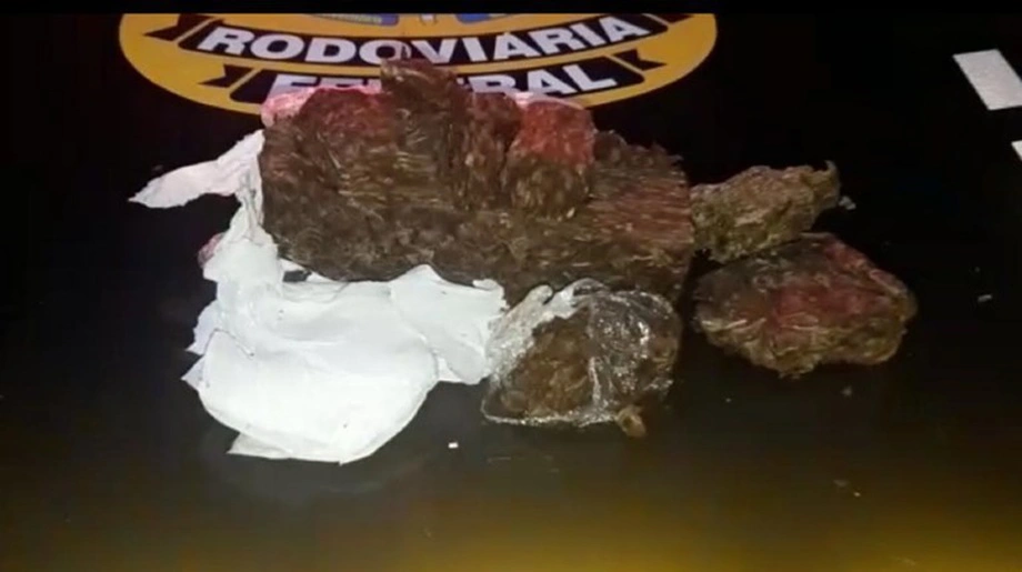 Jovem de 25 anos é preso com maconha dentro de ônibus em Piripiri