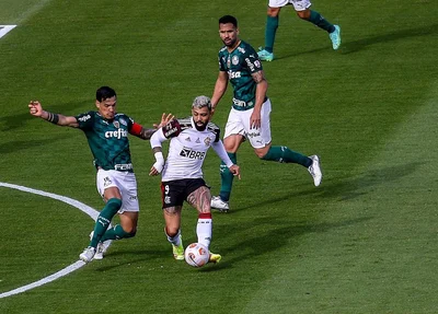 Lance entre Palmeiras e Flamengo na final da Libertadores 2021