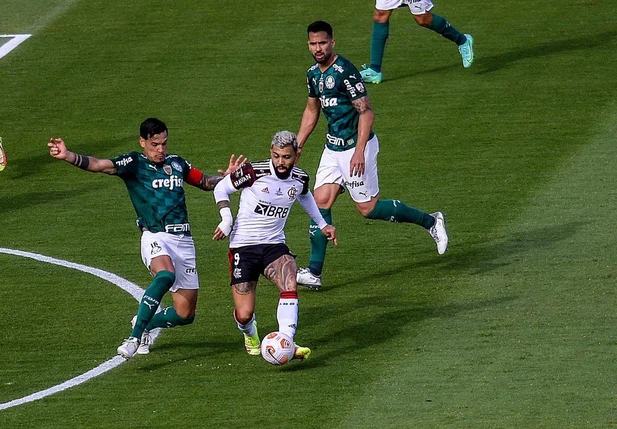 Lance entre Palmeiras e Flamengo na final da Libertadores 2021