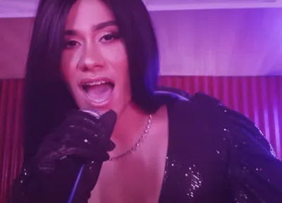 Leuriscleia em seu primeiro videoclipe musical "Ainda me ama"