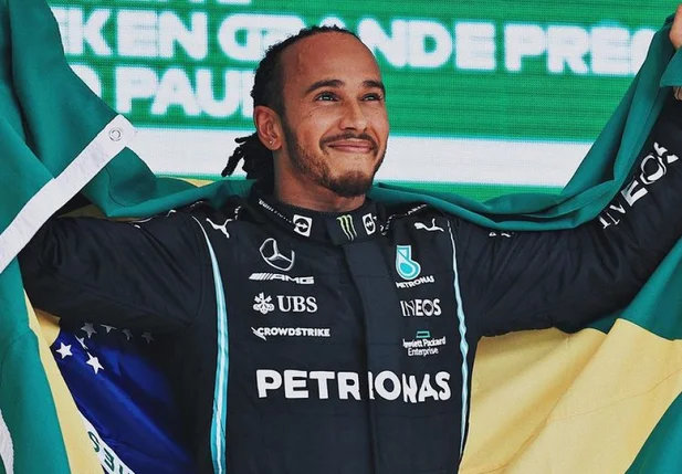 Lewis Hamilton celebra a vitória no GP de São Paulo, com a bandeira brasileira