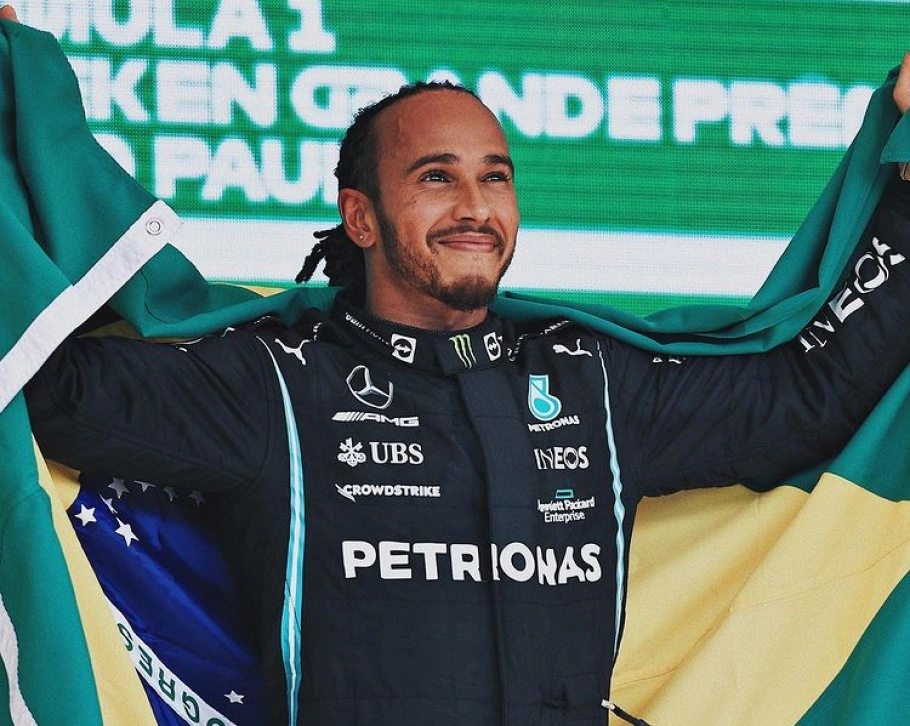 Lewis Hamilton celebra a vitória no GP de São Paulo, com a bandeira brasileira