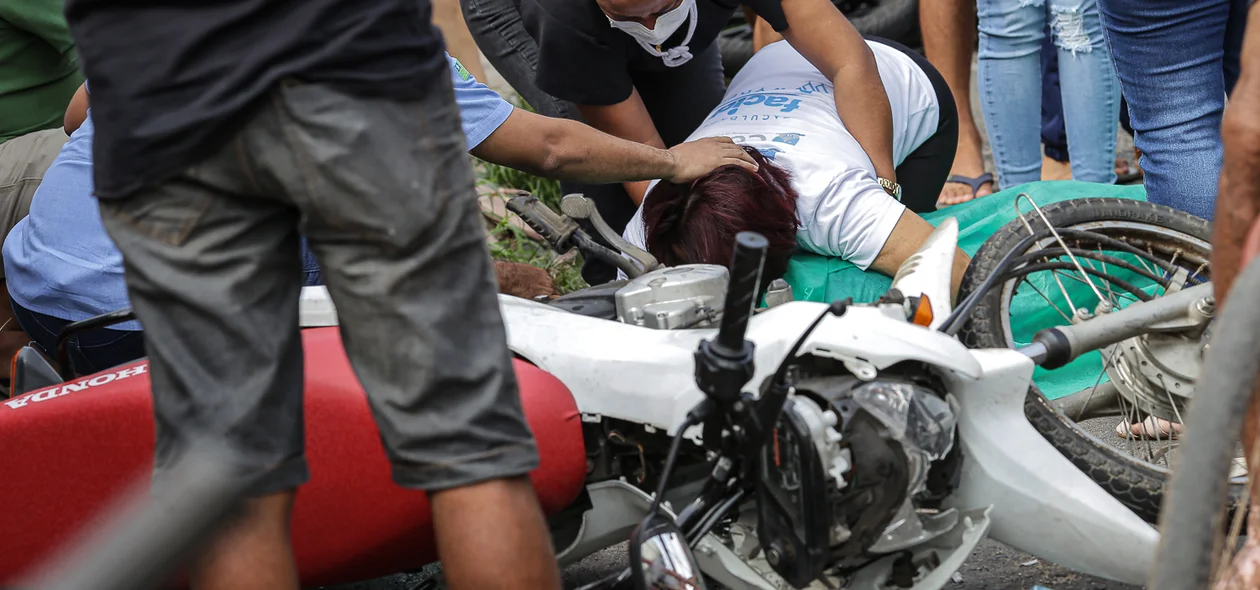 Mãe debruçada sobre o filho morto em acidente na Avenida das Hortas