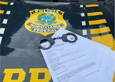 Mandado de prisão cumprido pela PRF na BR 135 em Bom Jesus