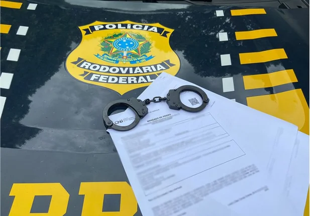 Mandado de prisão cumprido pela PRF na BR 135 em Bom Jesus