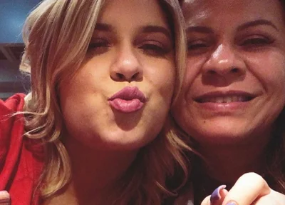 Marília Mendonça ao lado da mãe