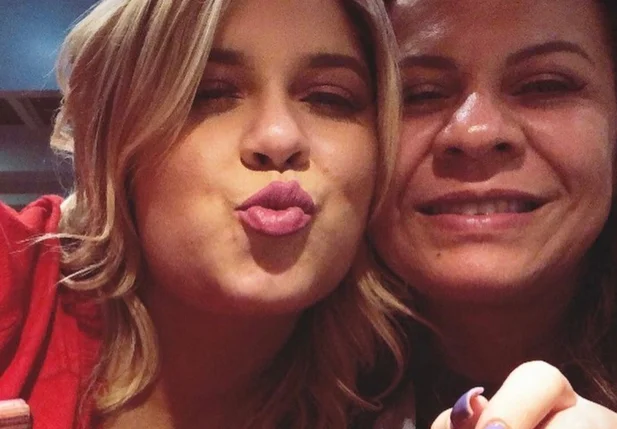 Marília Mendonça ao lado da mãe