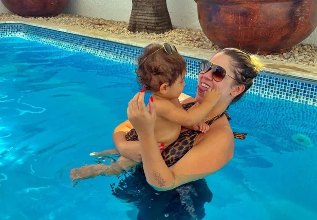 Marília Mendonça brincando com o filho Léo