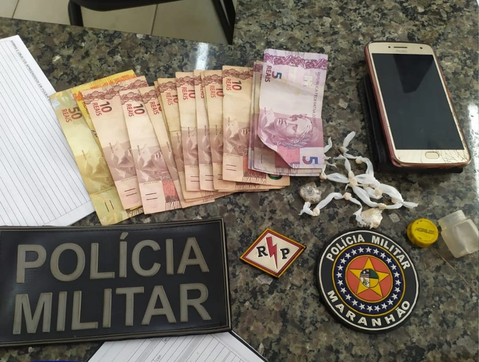 Material apreendido pelos policiais do 11º BPM no bairro Sete Estrelas
