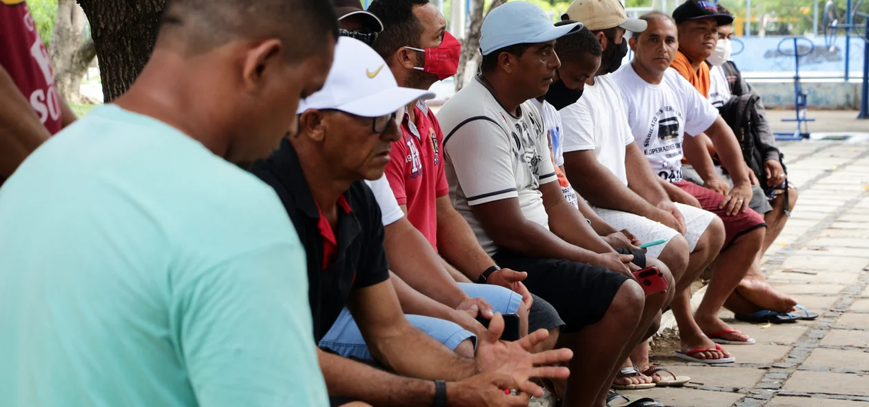 Mergulhadores se reuniram para reclamar seus direitos trabalhistas