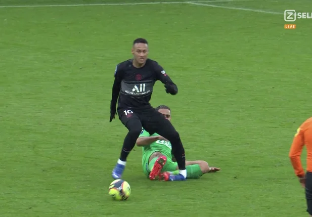 Momento da lesão de Neymar no jogo contra Saint-Étienne.