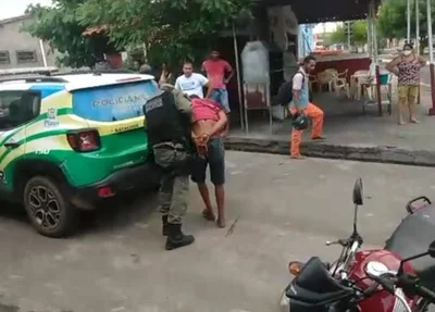 Momento em que a PM deteve o suspeito capturado e linchado por populares no bairro Promorar
