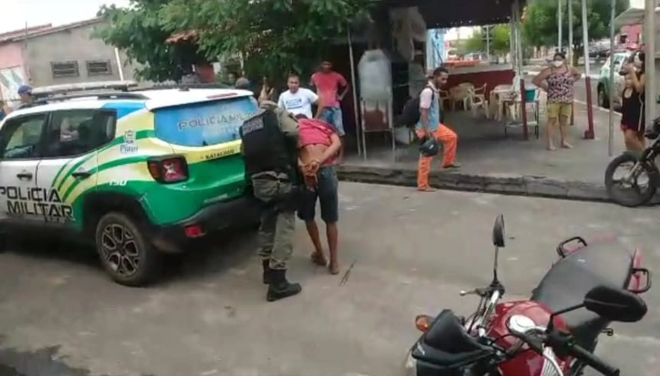 Momento em que a PM deteve o suspeito capturado e linchado por populares no bairro Promorar