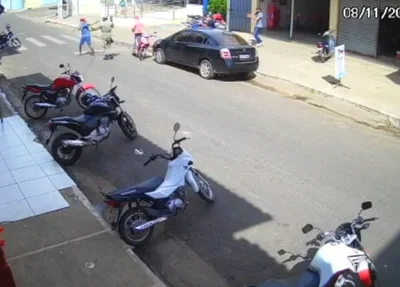 Momento em que o policial e outro homem são assaltados por três criminosos