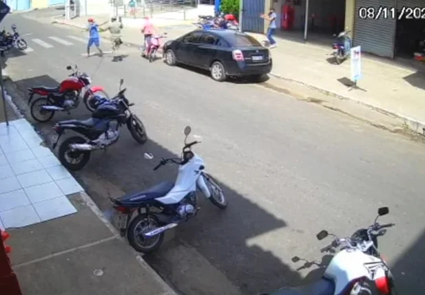 Momento em que o policial e outro homem são assaltados por três criminosos