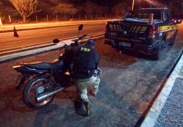 Motocicleta apreendida pela PRF em Vila Nova do Piauí