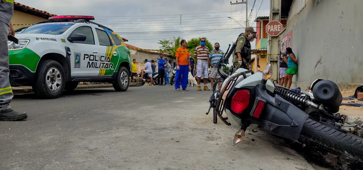 Motocicleta usada pelo criminoso morto ficou no local