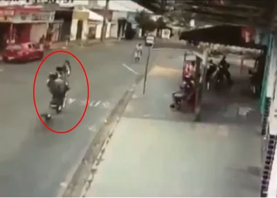 Motociclista empinando pneu da moto