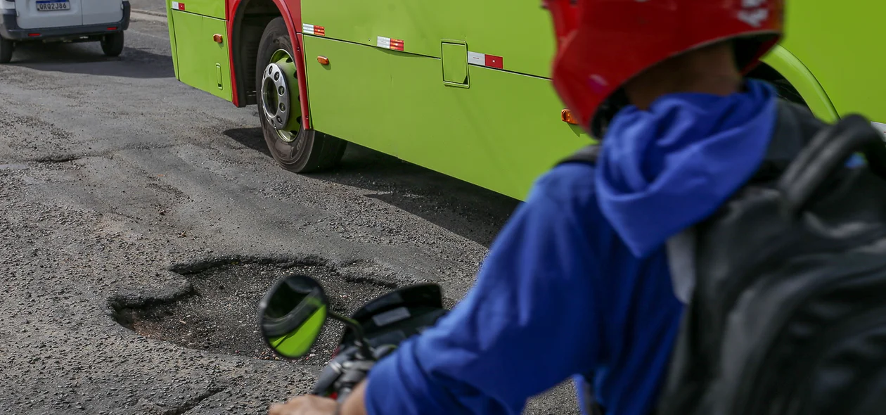 Motociclista tem que fazer manobra perigosa para desviar do buraco