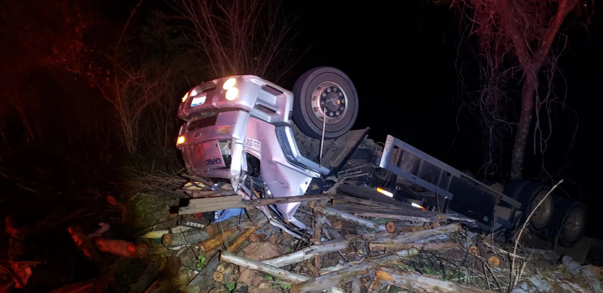 Motorista fica gravemente ferido após caminhão tombar na PI 236