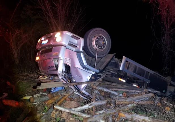 Motorista fica gravemente ferido após caminhão tombar na PI 236