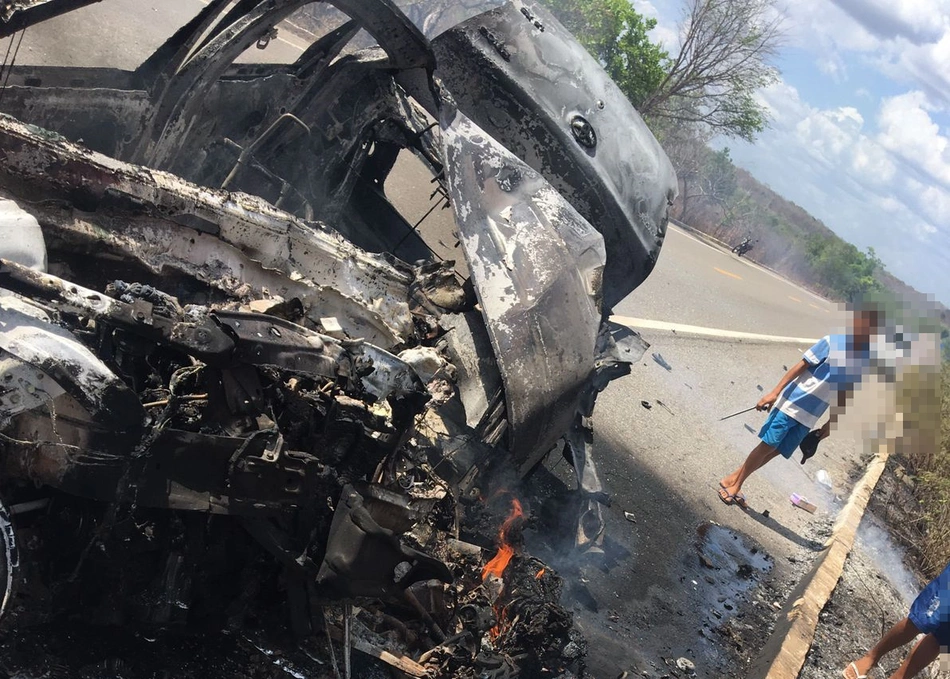 Motorista morre carbonizado ao colidir contra caminhão na BR 343 no Piauí