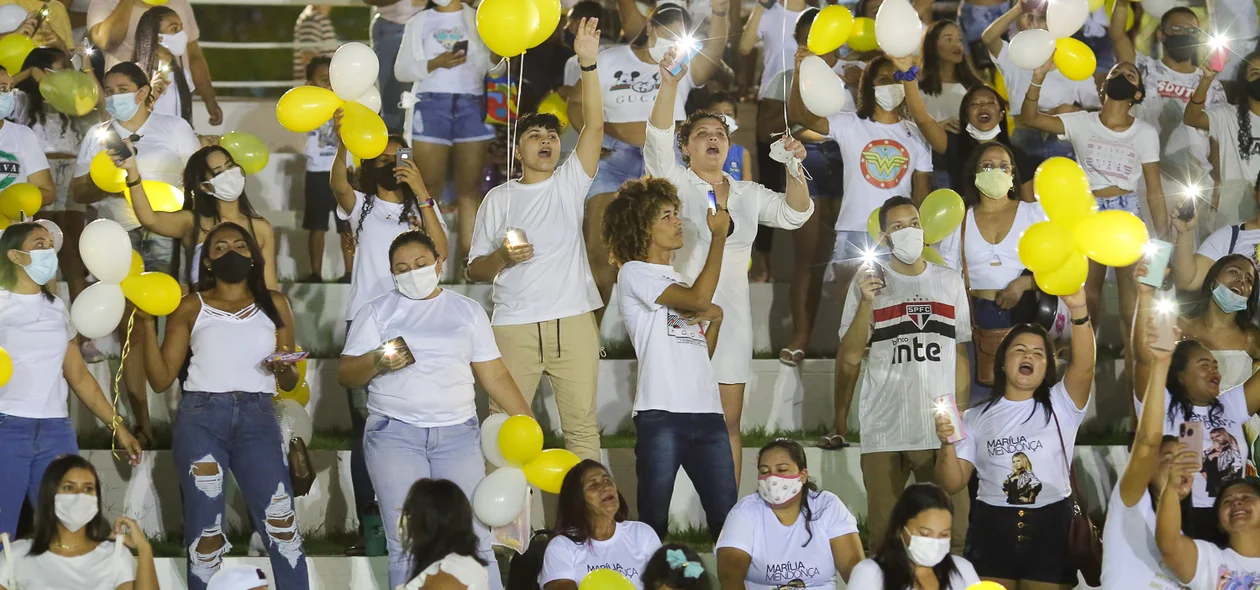 Muita gente na homenagem