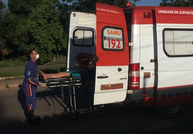 Mulher foi levada pelo SAMU para o Hospital do Parque Alvorada